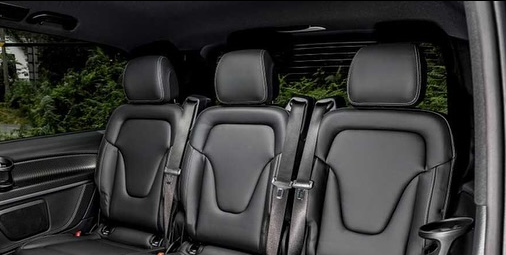 سائق مع سيارة في البوسنة